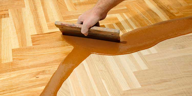 https://www.parquetsgirona.com/img/servicios/barnizado-parquet.jpg