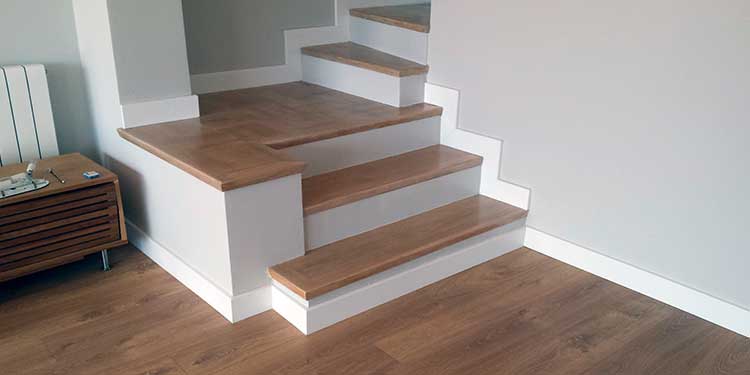 https://www.parquetsgirona.com/img/servicios/escaleras-parquet.jpg